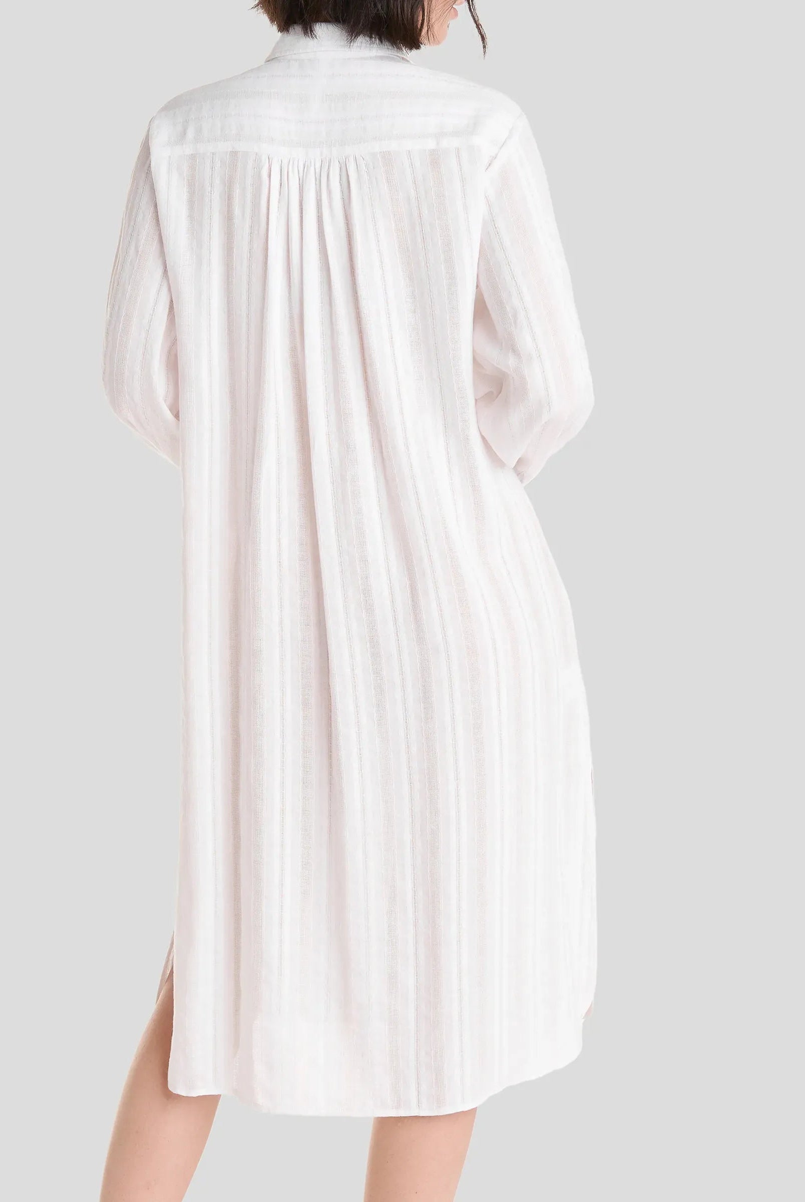 Vestido largo blanco de verano abierto abotonado de manga larga y cuello camisero