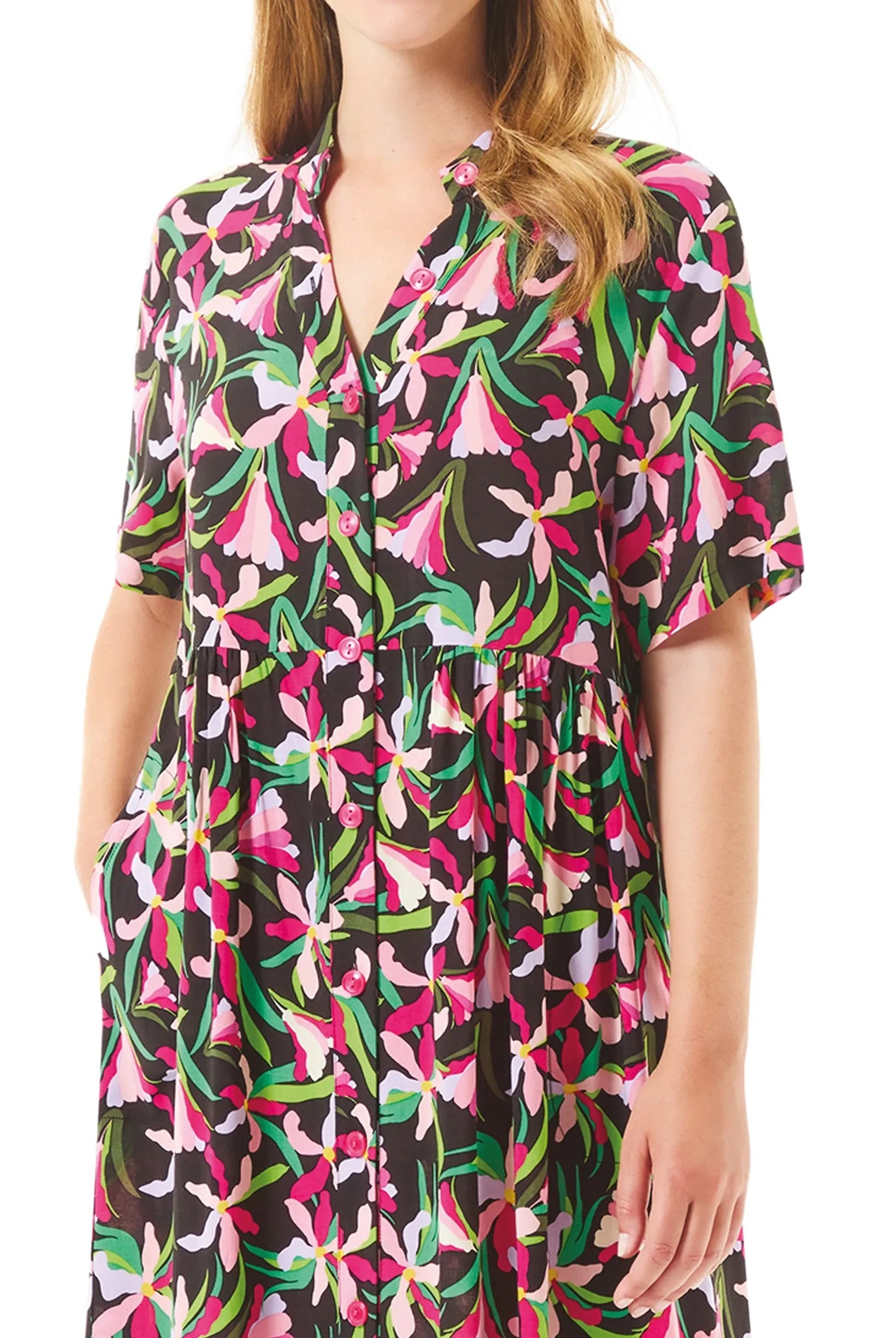 Detalle de vestido largo de verano floral abierto con botones