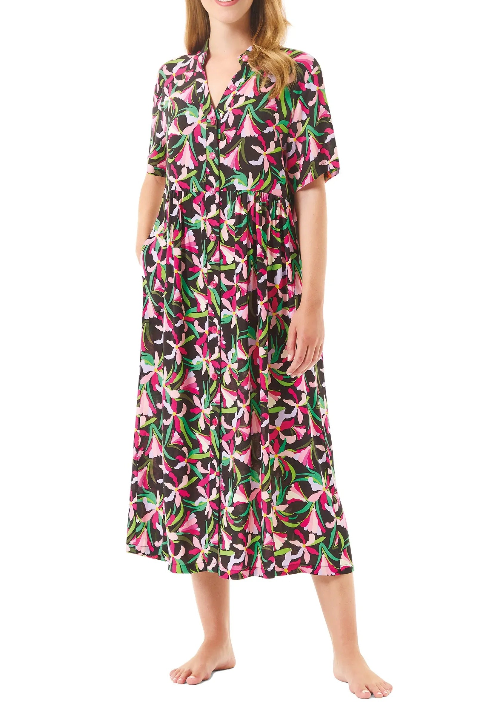 Mujer con vestido largo de verano floral abierto con botones