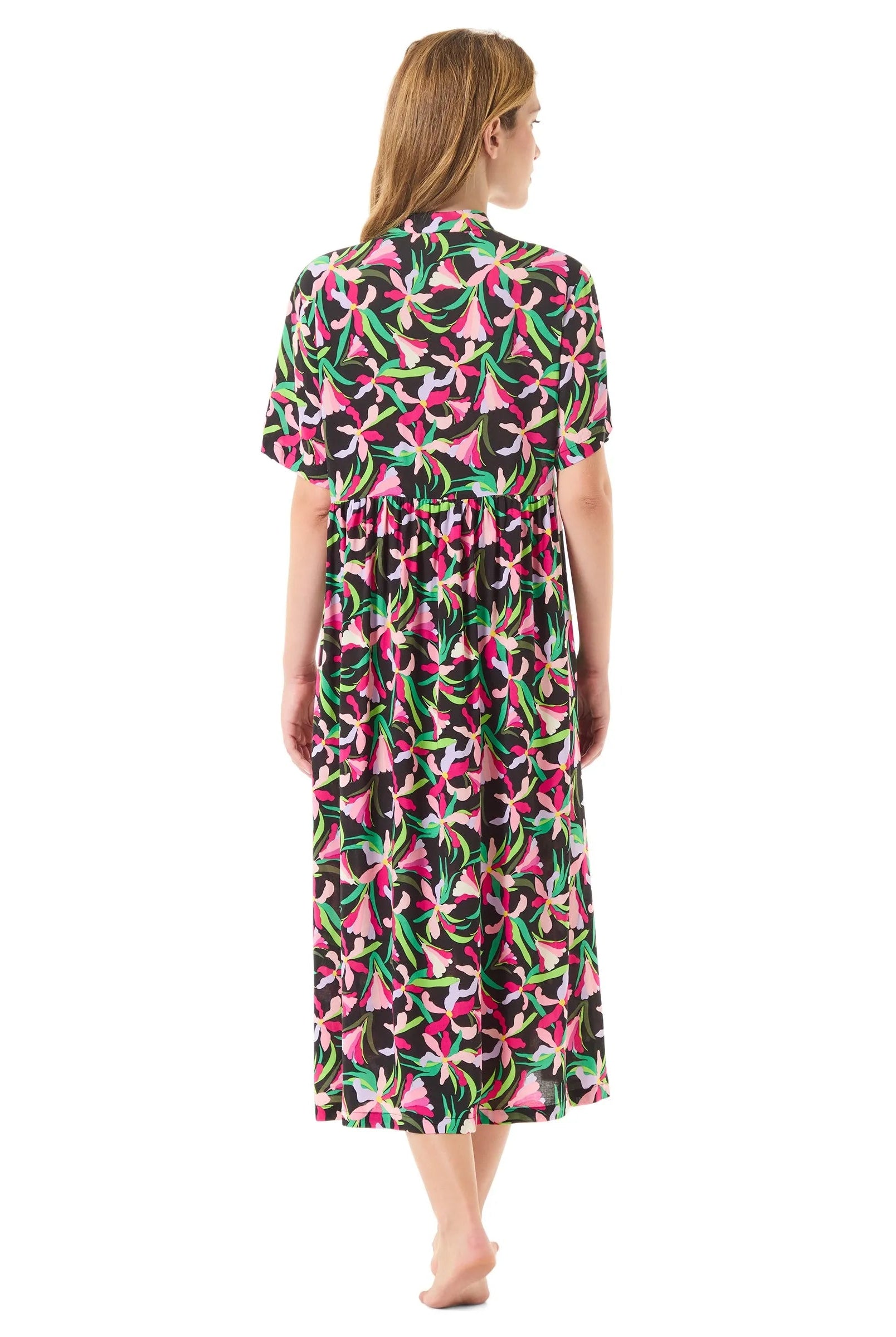 Vista de espaldas de mujer con vestido largo de verano con mangas estampado de flores