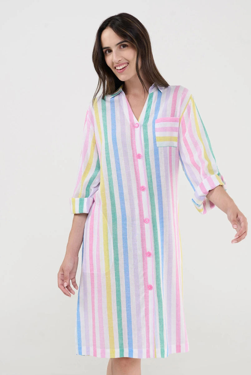 Mujer con vestido corto playero abotonado, con mangas y estampado de rayas multicolor
