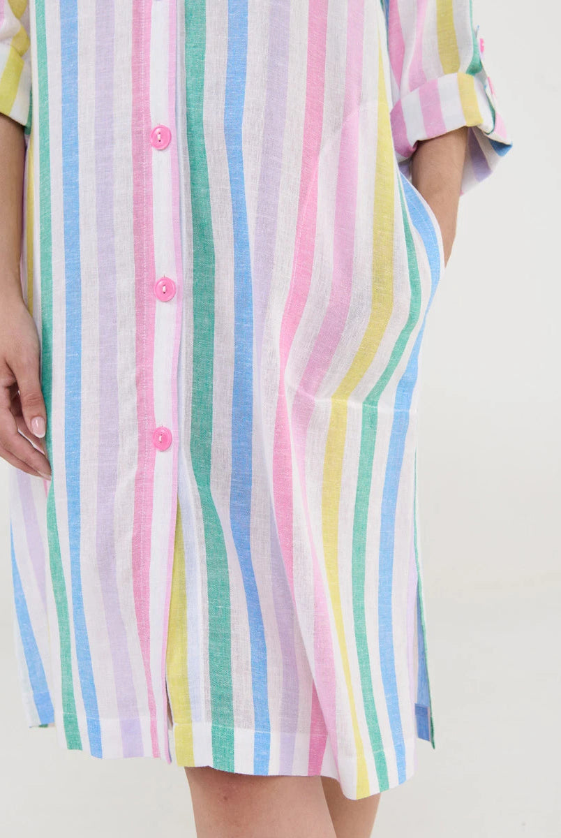 Detalle del alegre estampado de rayas multicolor del vestido playero abotonado y los bolsillos laterales