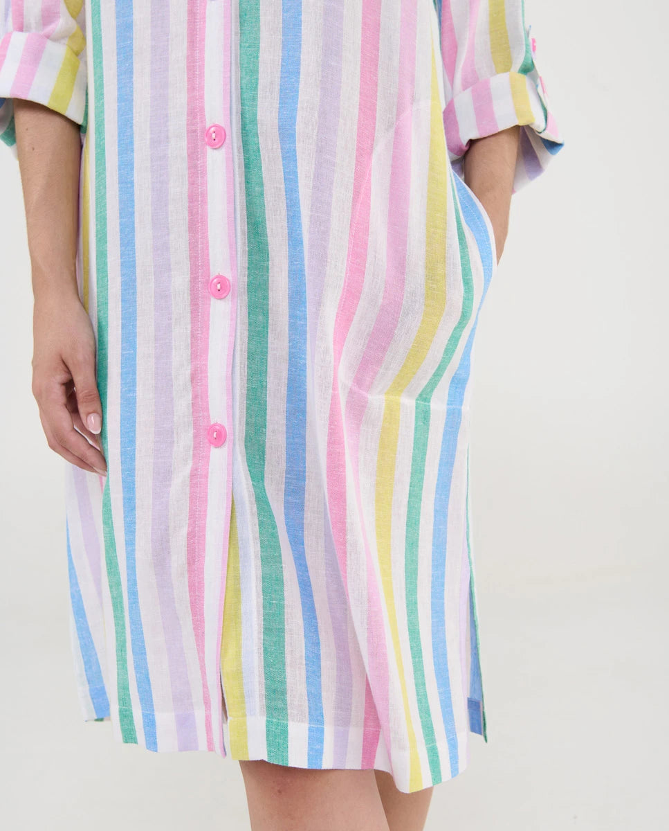 Detalle del alegre estampado de rayas multicolor del vestido playero abotonado y los bolsillos laterales