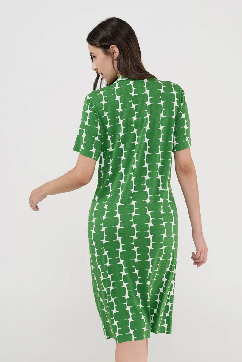 Mujer de espaldas con vestido playero verde de manga corta y bolsillos laterales