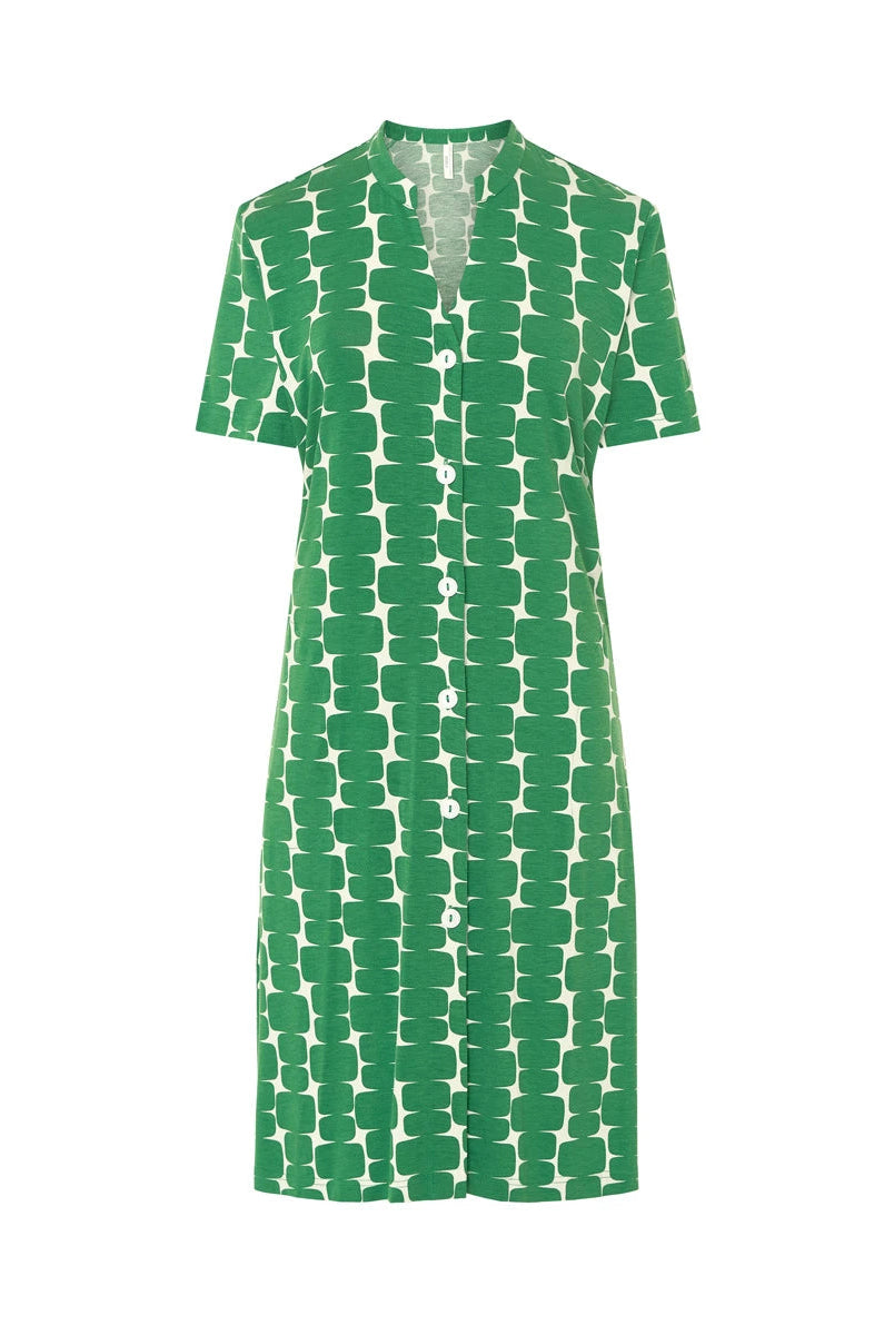Vestido de baño corto de manga abierto con botones, cuello pico, estampado verde geométrico y bolsillos laterales.