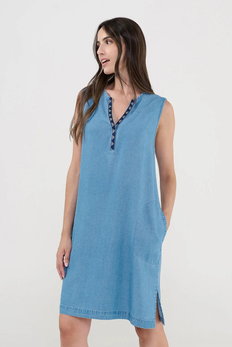 Mujer con vestido de baño corto sin mangas en tencel azul con cuello abierto con pata adornada