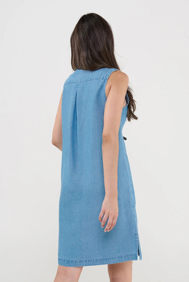 Mujer de espaldas con vestido de baño azul tencel con bolsillos laterales