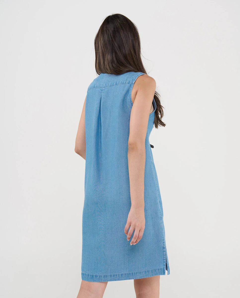 Mujer de espaldas con vestido de baño azul tencel con bolsillos laterales