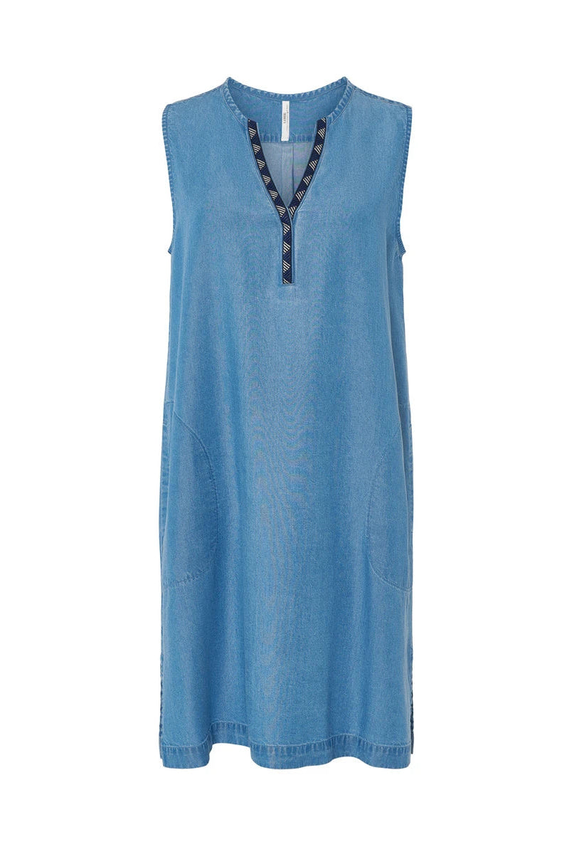 Vestido de baño de mujer corto sin mangas en tencel azul con cuello abierto con pata y adorno y bolsillos laterales.