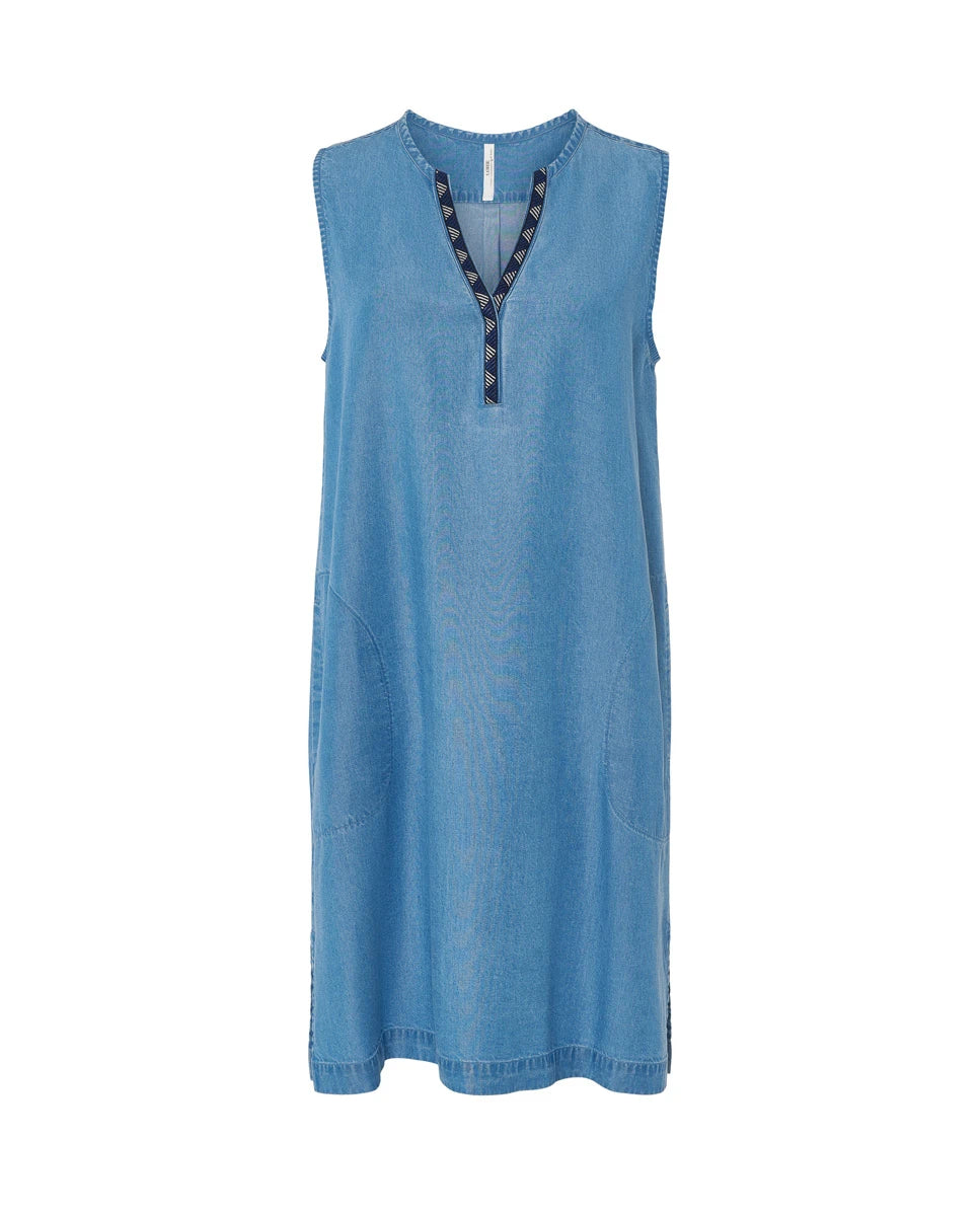 Vestido de baño de mujer corto sin mangas en tencel azul con cuello abierto con pata y adorno y bolsillos laterales.