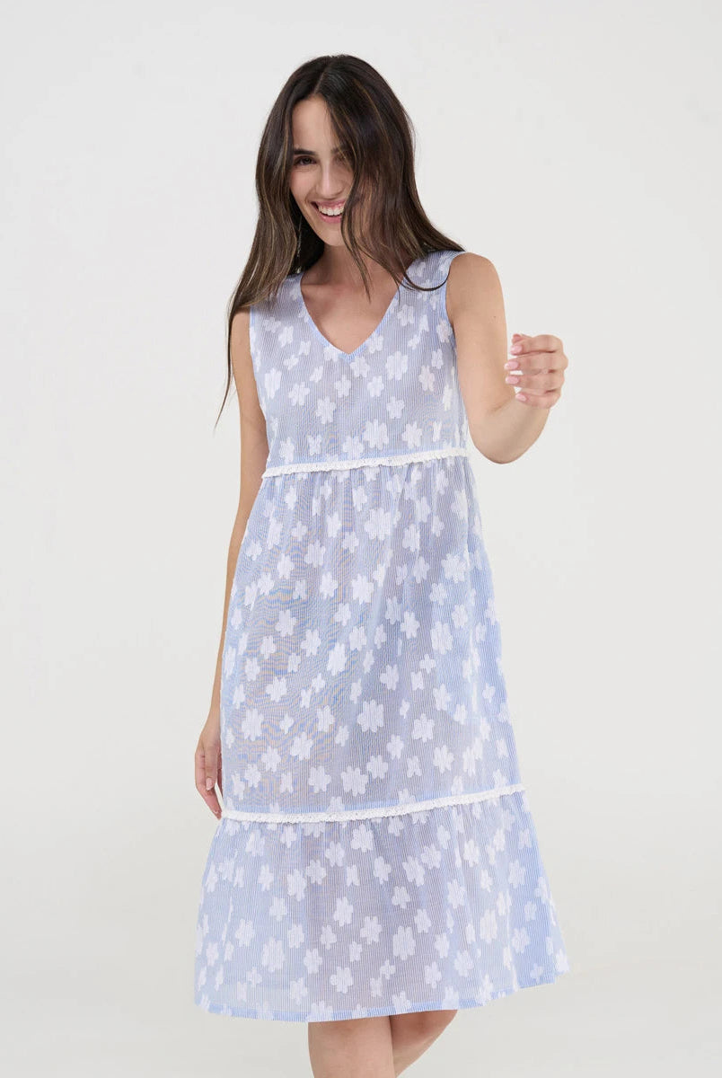 Mujer con vestido de playa corto sin mangas, cuello pico, dibujo flocado flores y puntilla, bolsillos laterales