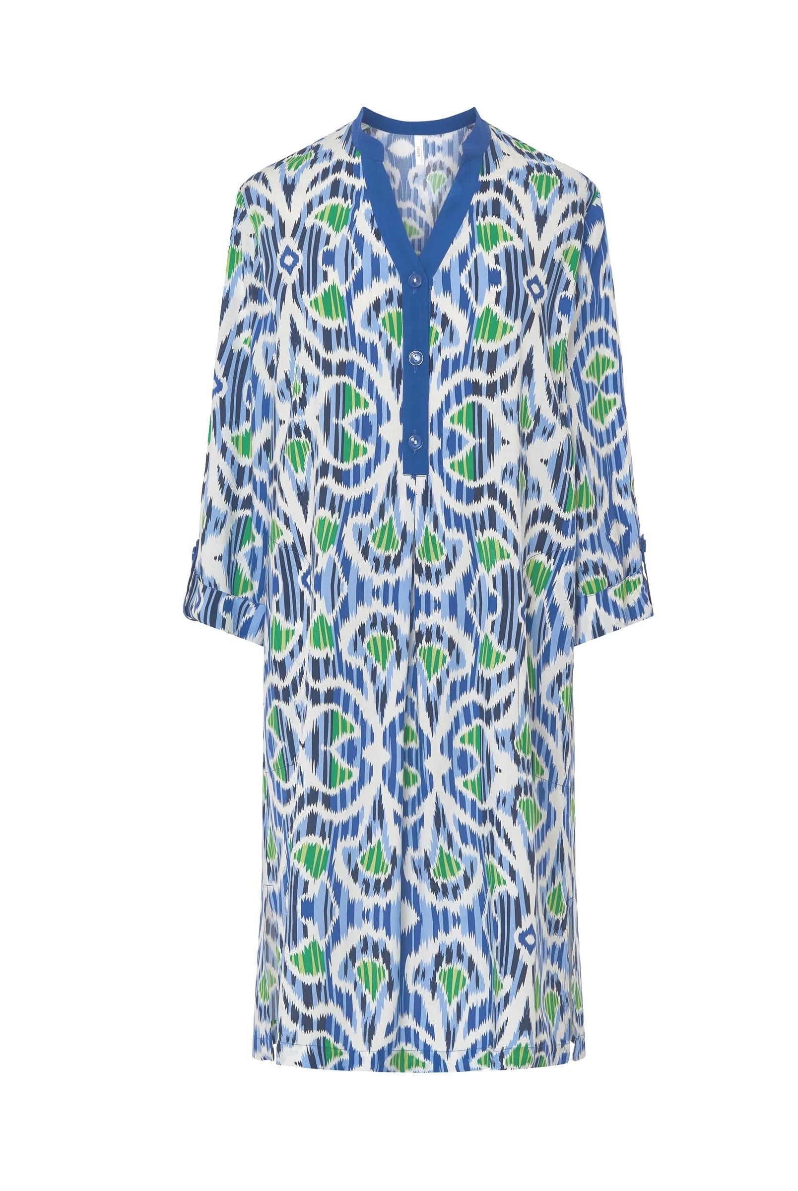 Vestido de baño de mujer corto con manga en plana estampado étnico, cuello abierto con pata y bolsillos laterales.