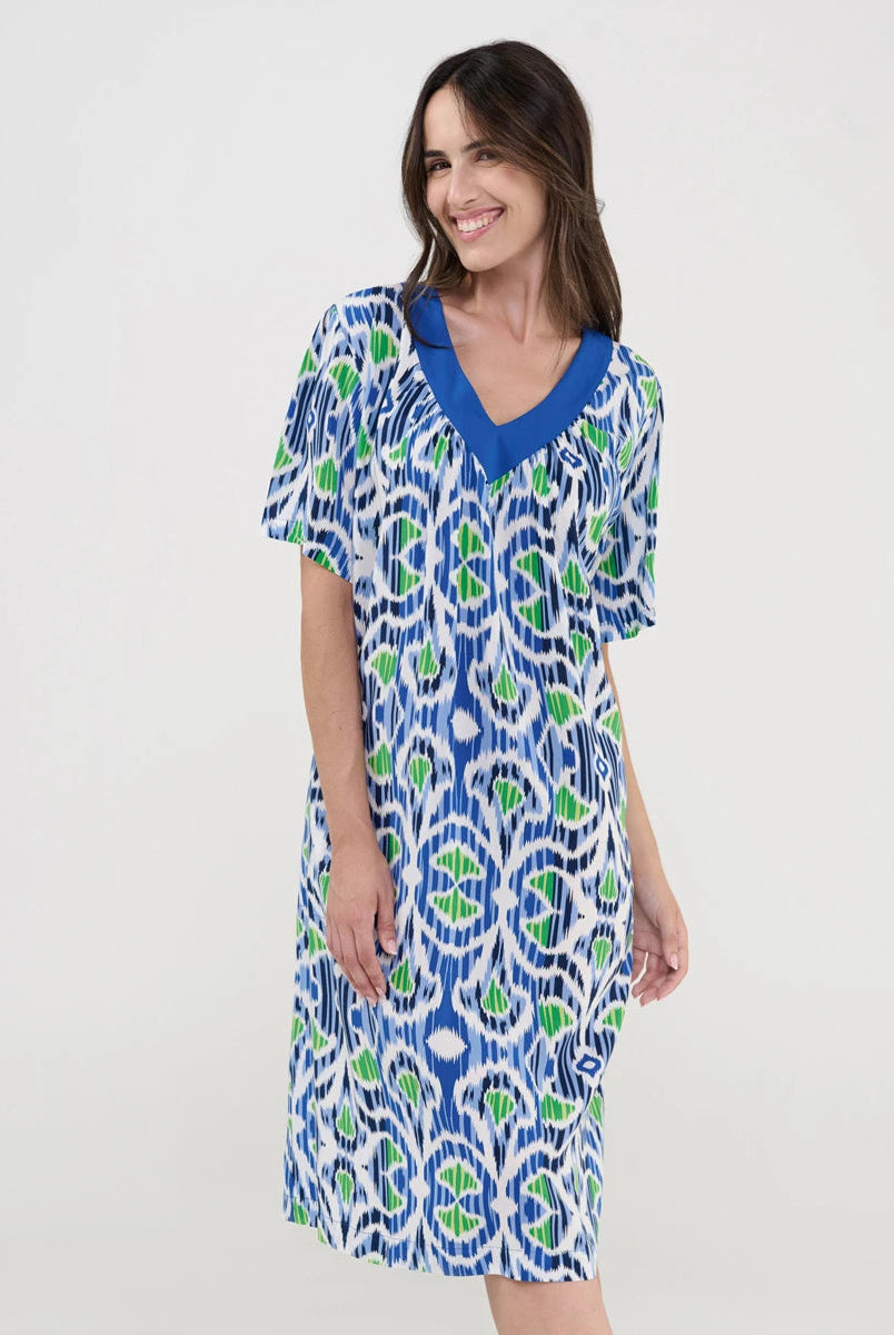 Mujer con vestido midi holgado con estampado étnico en azul, verde y blanco, cuello en V y manga corta
