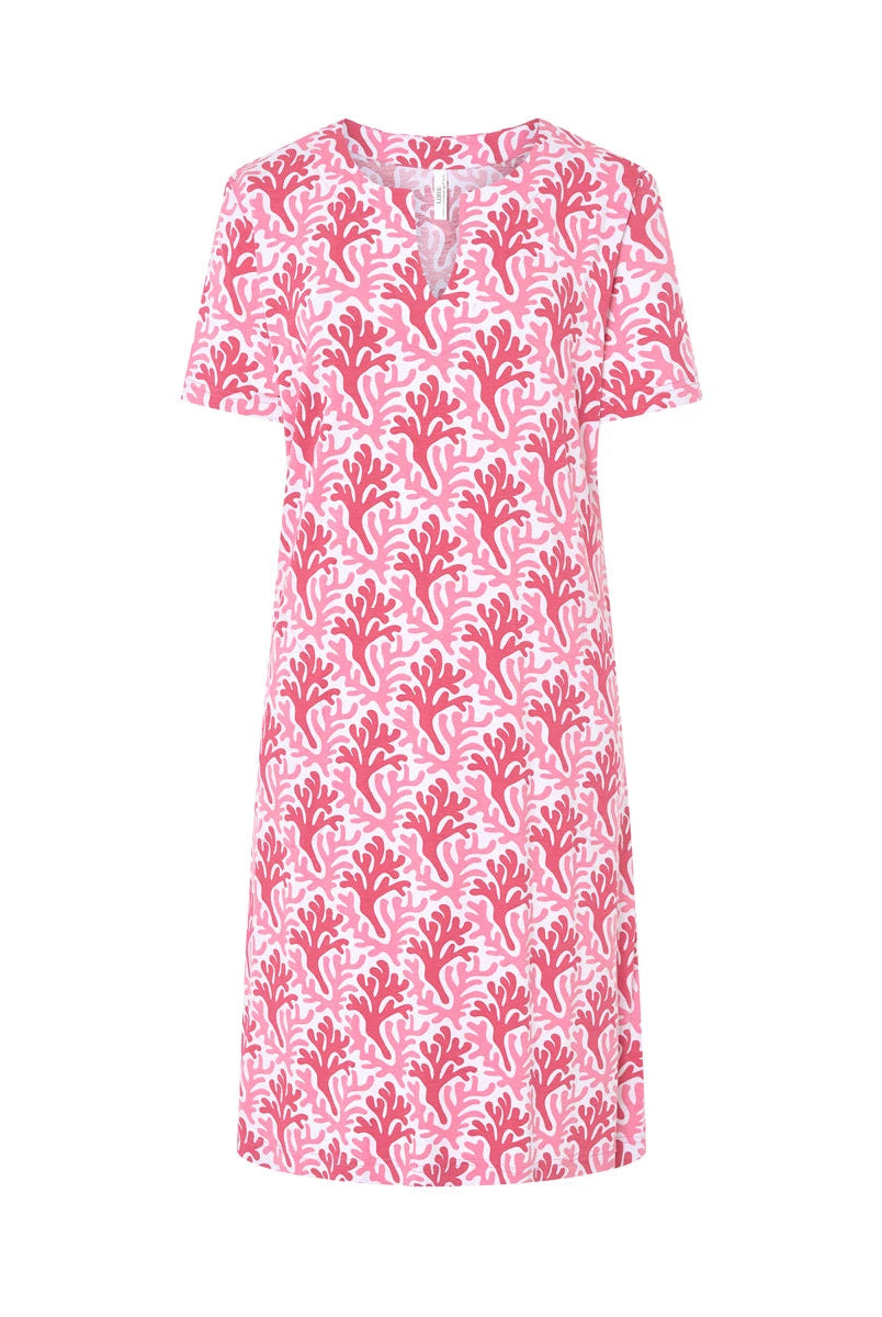 Vestido de baño corto de manga corta en punto estampado de corales fucsia, cuello con abertura y bolsillos laterales.