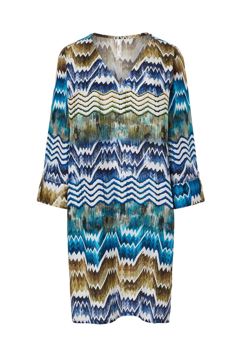 Vestido de baño de mujer corto con manga y cuello pico, estampado chevrón en tonos azules, verdes y tierra.