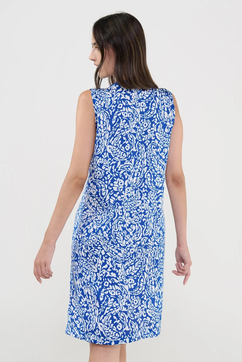 Mujer con vestido playero sin mangas visto de espaldas, estampado azul y blanco