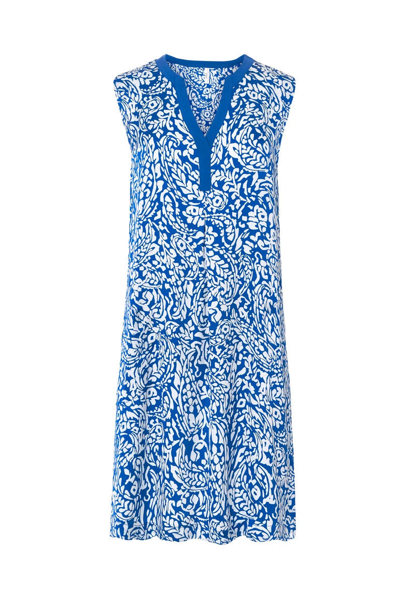 Vestido de baño corto de mujer sin mangas en plana, cuello abierto con pata, estampado azul de flores y bolsillos laterales.