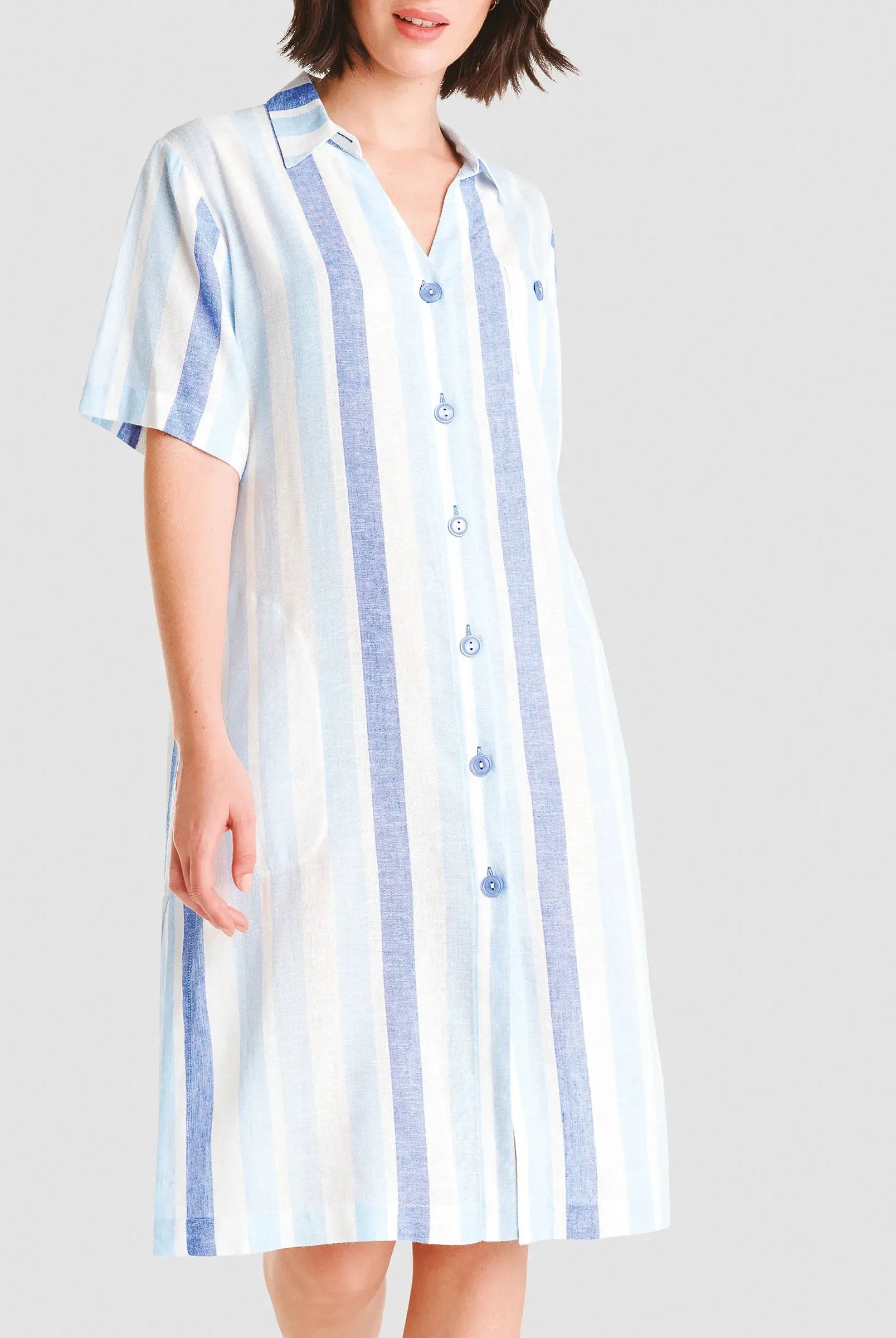Detalle cuello camisero de vestido abierto de verano con botones estampado a rayas
