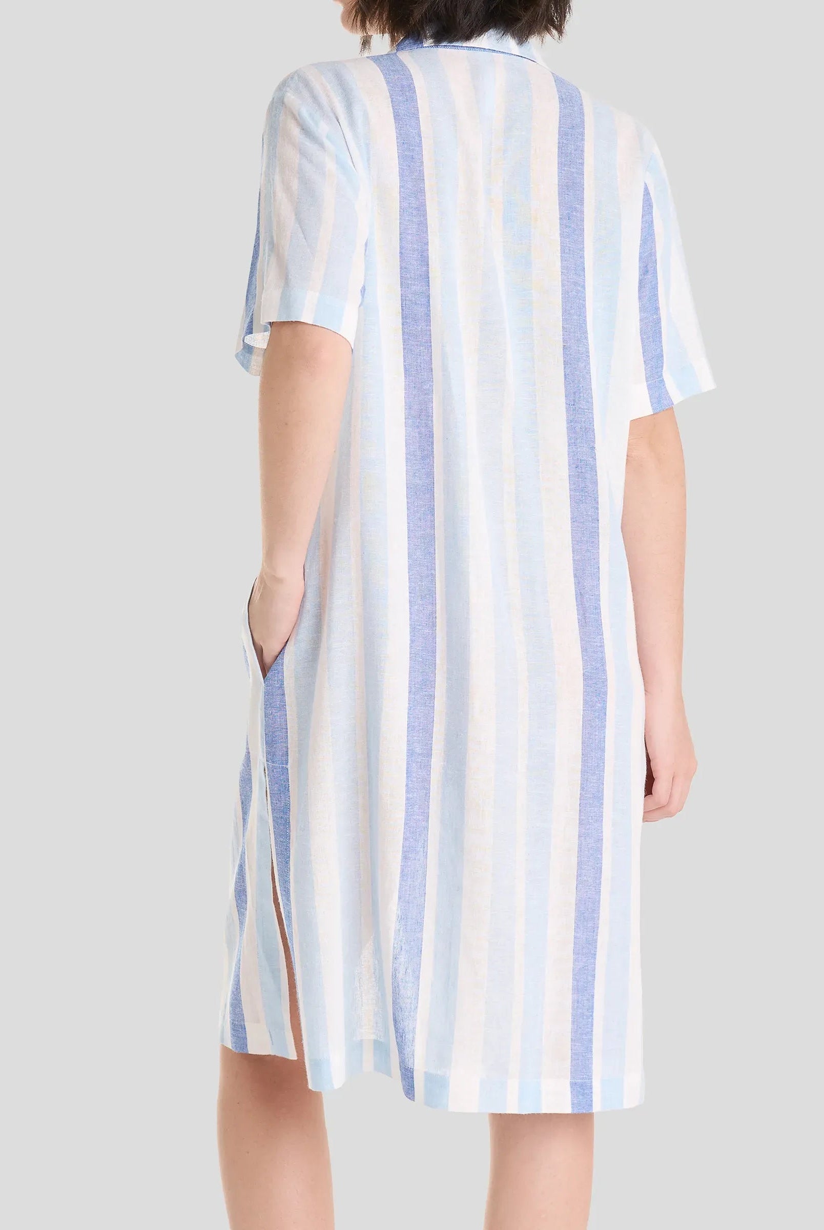 Vestido corto de verano abierto con botones a rayas, cuello camisero y bolsillos