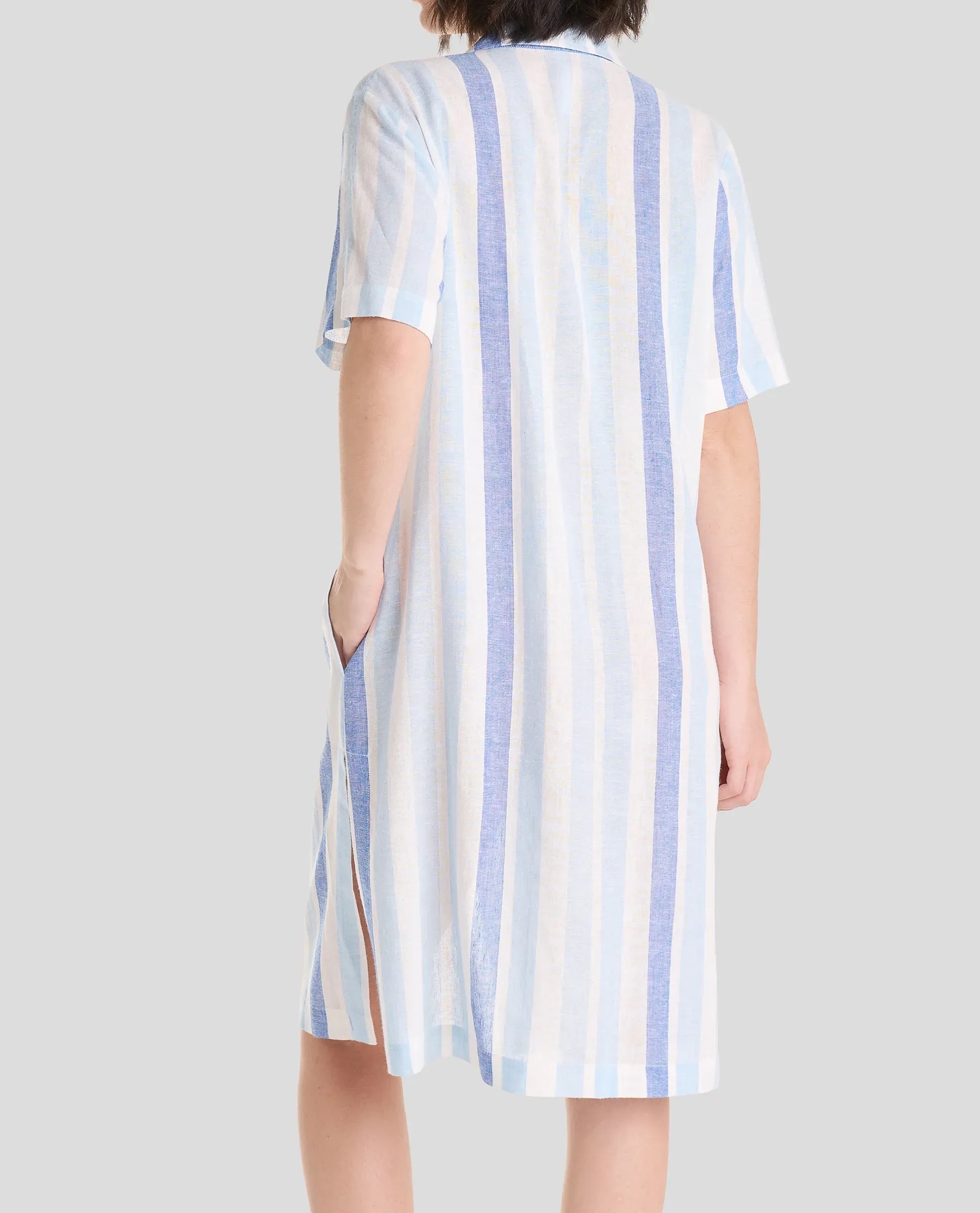 Vestido corto de verano abierto con botones a rayas, cuello camisero y bolsillos