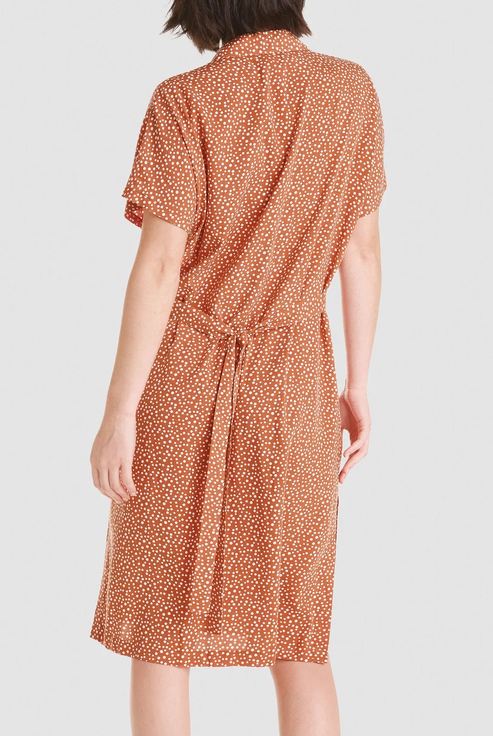 Trasera de vestido corto de verano en tejido plana viscosa naranja estampado topitos
