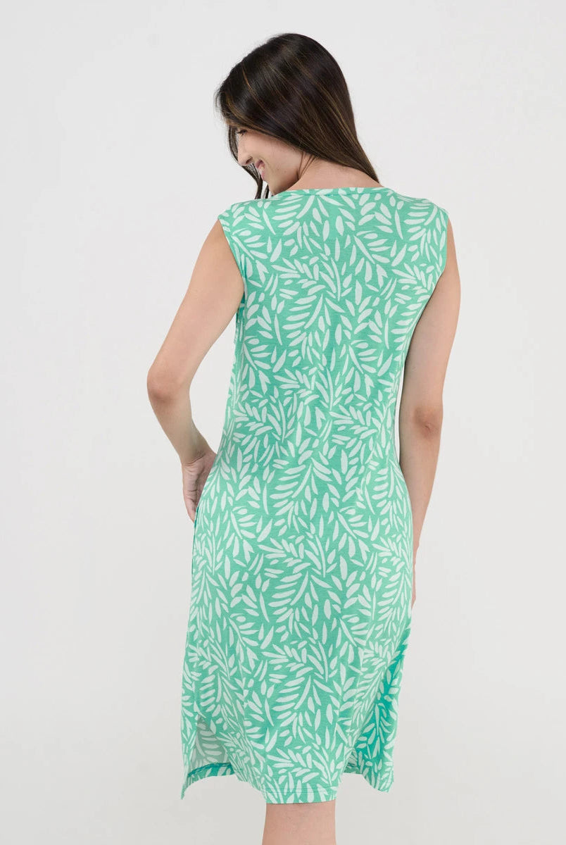 Vista posterior de mujer con vestido de verano para la playa color verde estampado hojas