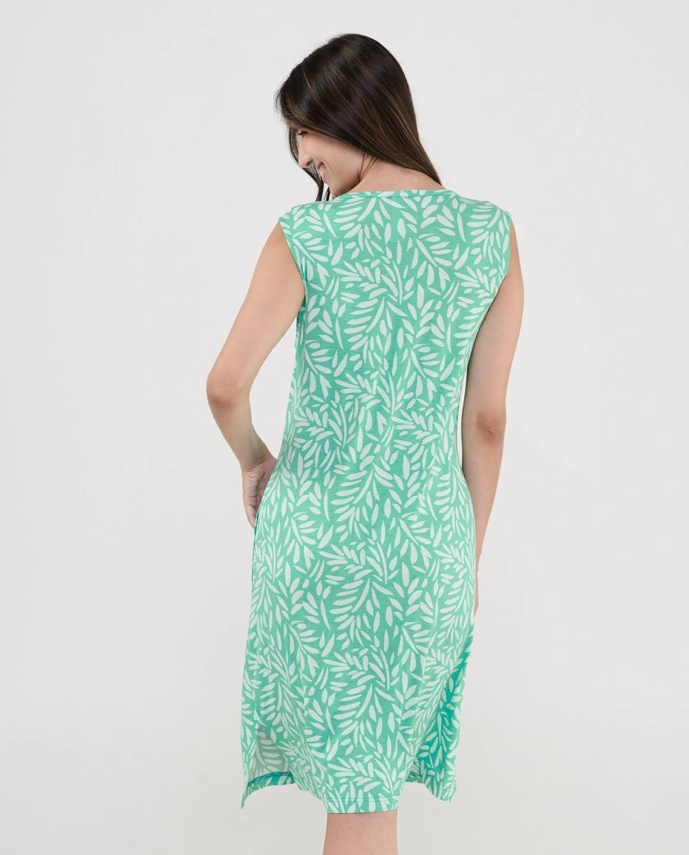 Vista posterior de mujer con vestido de verano para la playa color verde estampado hojas
