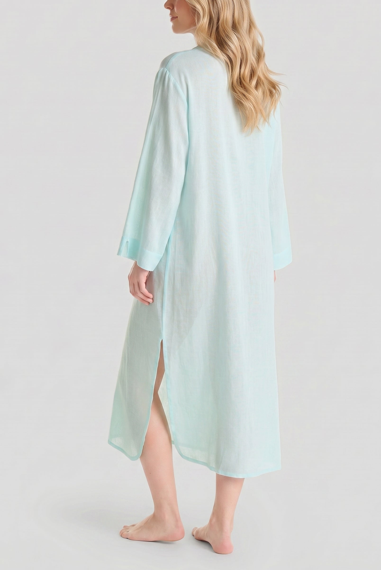 Vista trasera de vestido de verano de viscosa verde con manga larga y abertura lateral, fresco y cómodo