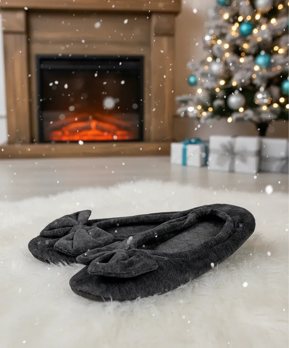 Zapatilla cerrada de casa para mujer en suave tejido terciopelo de color gris