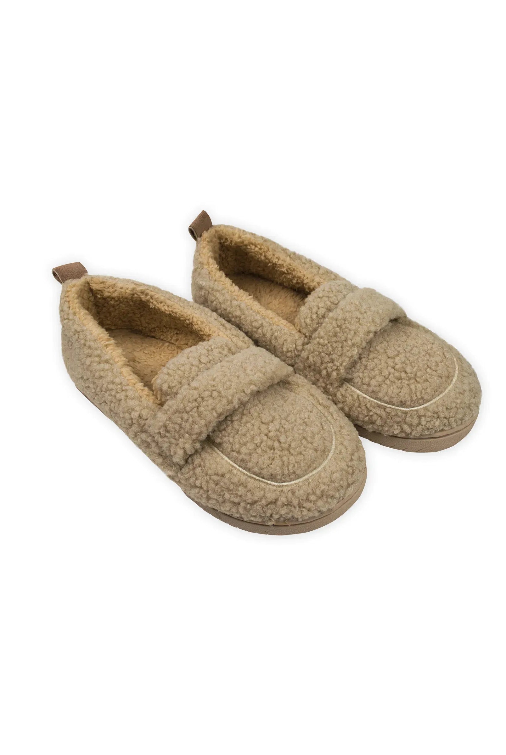 Zapatilla de mujer cerrada tipo mocasín de borreguillo con una agradable sensación cálida.