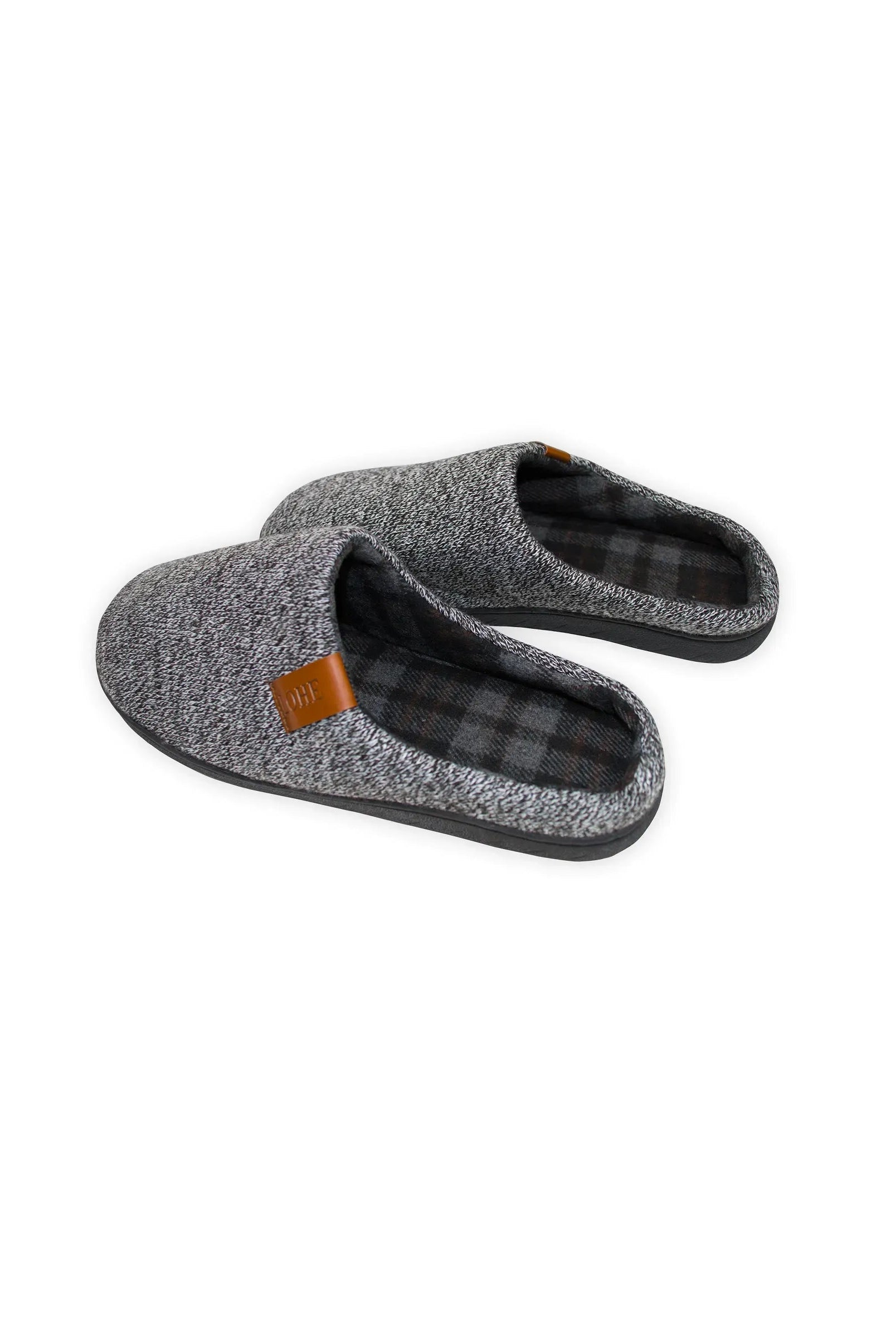 Zapatillas grises de casa para hombre tipo slip-on con exterior texturizado, interior de cuadros negro y gris