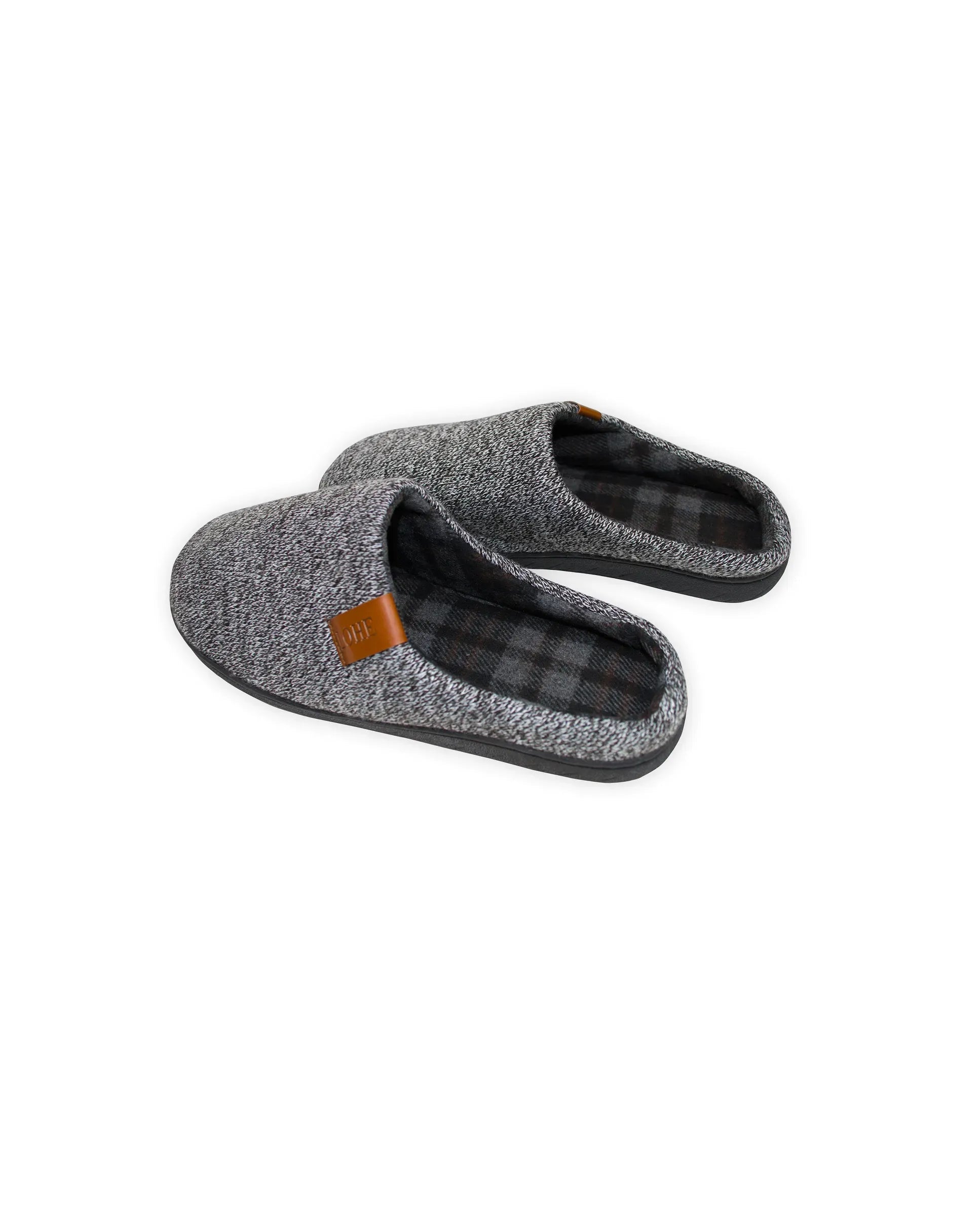 Zapatillas grises de casa para hombre tipo slip-on con exterior texturizado, interior de cuadros negro y gris