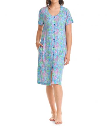 Woman with short beach dress with short sleeves and open with buttons. Animal print print