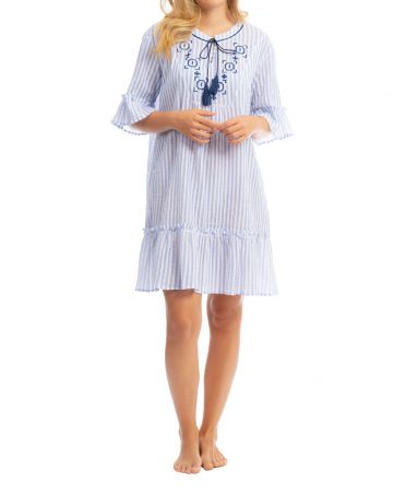 Mujer luce un vestido corto de algodón muy fresco y cómodo