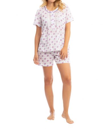 Mujer con pijama de verano de cuello pata abierto y detalles entredos