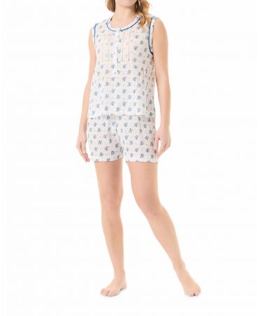 Mujer con Pijama sin mangas de flores silvestres para verano