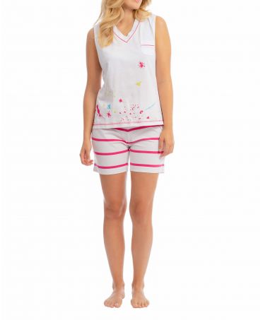 Mujer joven viste pijama corto de verano sin mangas con pantalón de rayas rosas a juego