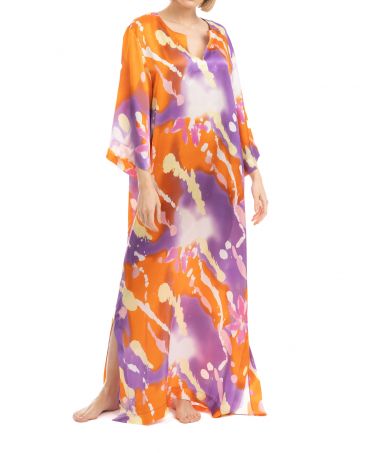 Mujer con kaftan colorido de seda para verano
