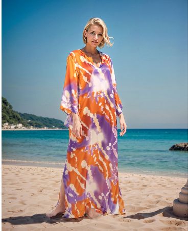 Mujer luce caftán de seda para verano a la orilla de la playa