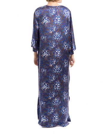 Vista trasera de Mujer con Kaftan de seda natural  estampado animal print azul