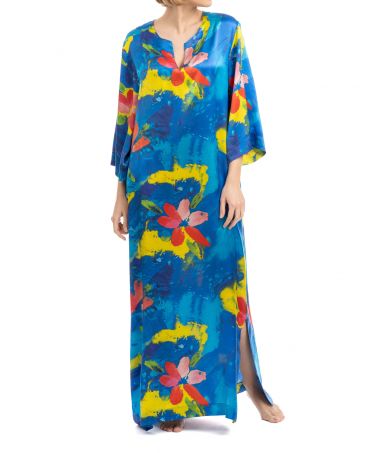 Mujer con caftán de seda multicolor para verano largo