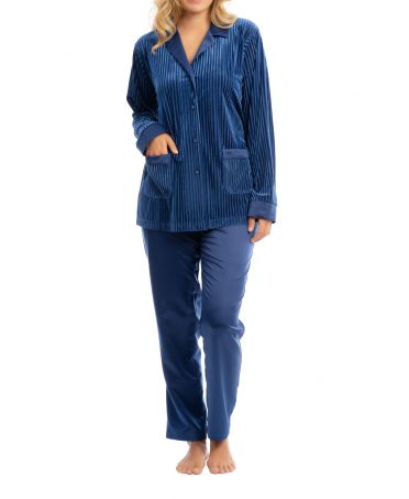 Mujer con pijama largo de terciopelo azul devorado