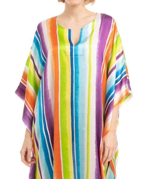 Detalle de caftán de seda natural con escote redondo y estampado de franjas verticales multicolor