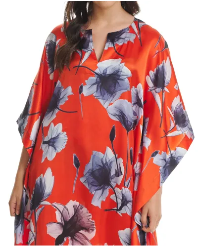 Mujer con caftán de seda natural roja con estampado flores