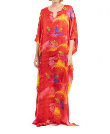 Mujer con caftán de seda natural rojo con estampado flores  largura total.