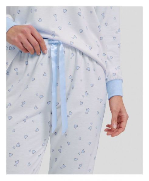 Detalle de pijama de mujer con cintura ajustable con cinta de raso celeste y puños a juego