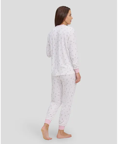 Vista trasera de pijama de mujer de invierno blanco estampado corazones rosas y puños