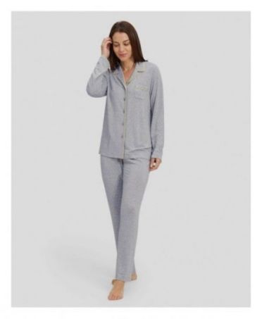 Mujer con pijama de invierno de chaqueta abierta rombos color gris