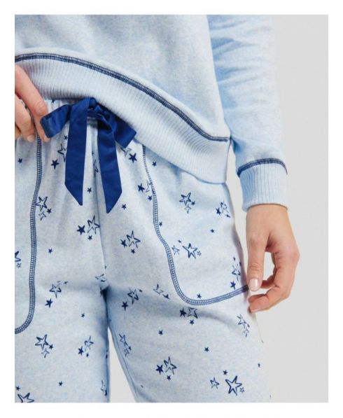 Detalle de cintura de pijama con bolsillos y puños ajustable con cinta de raso azul