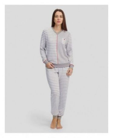 Mujer con pijama de invierno cerrado con puños en color gris a rayas y detalles rojos